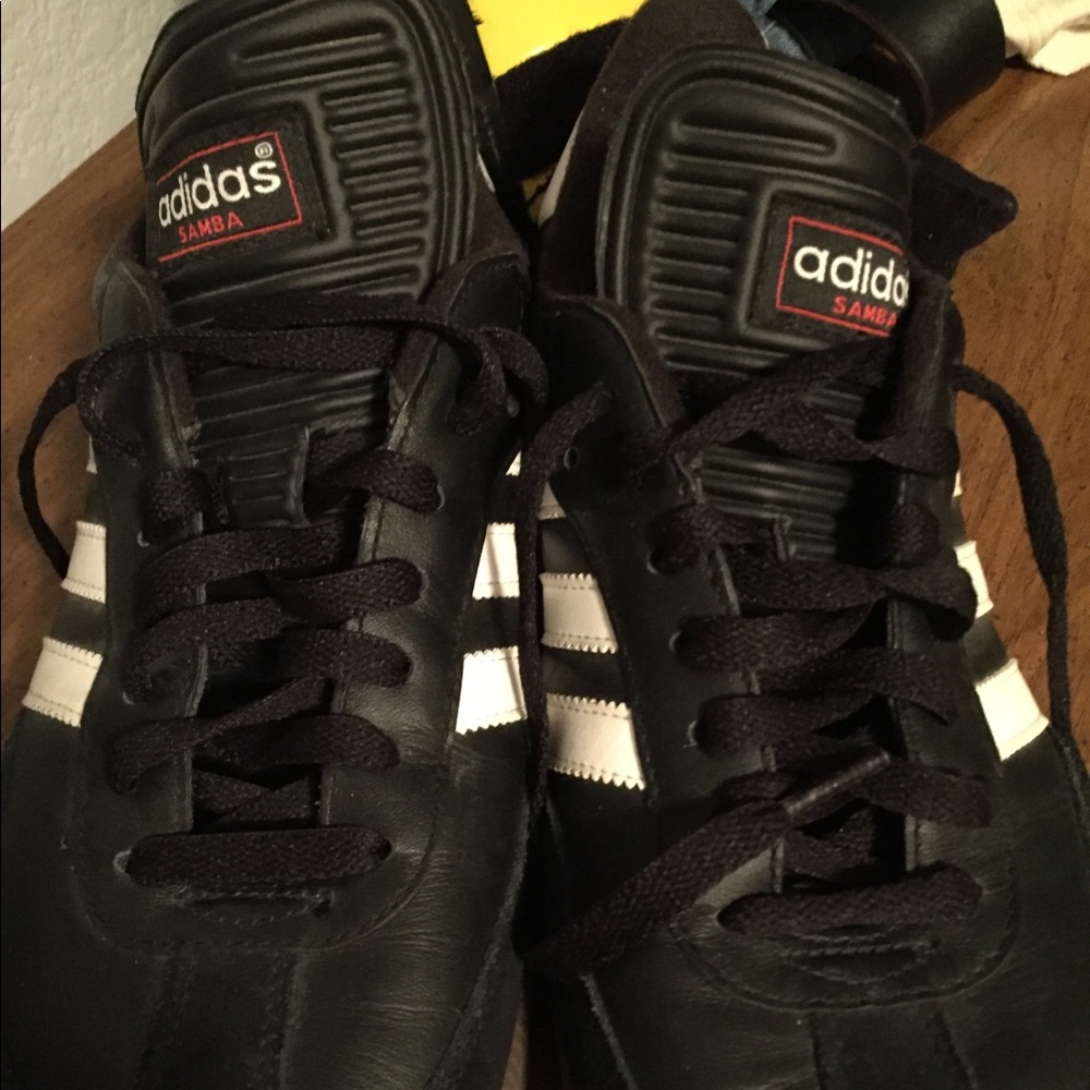 Indoor men’s soccer shoes